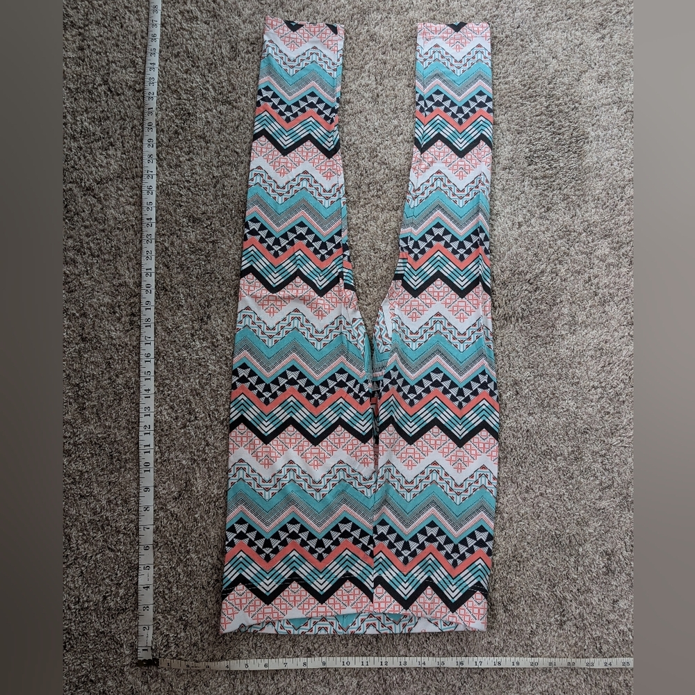 Vanity Chevron Pattern Leggings in Pink, Blue, and Black